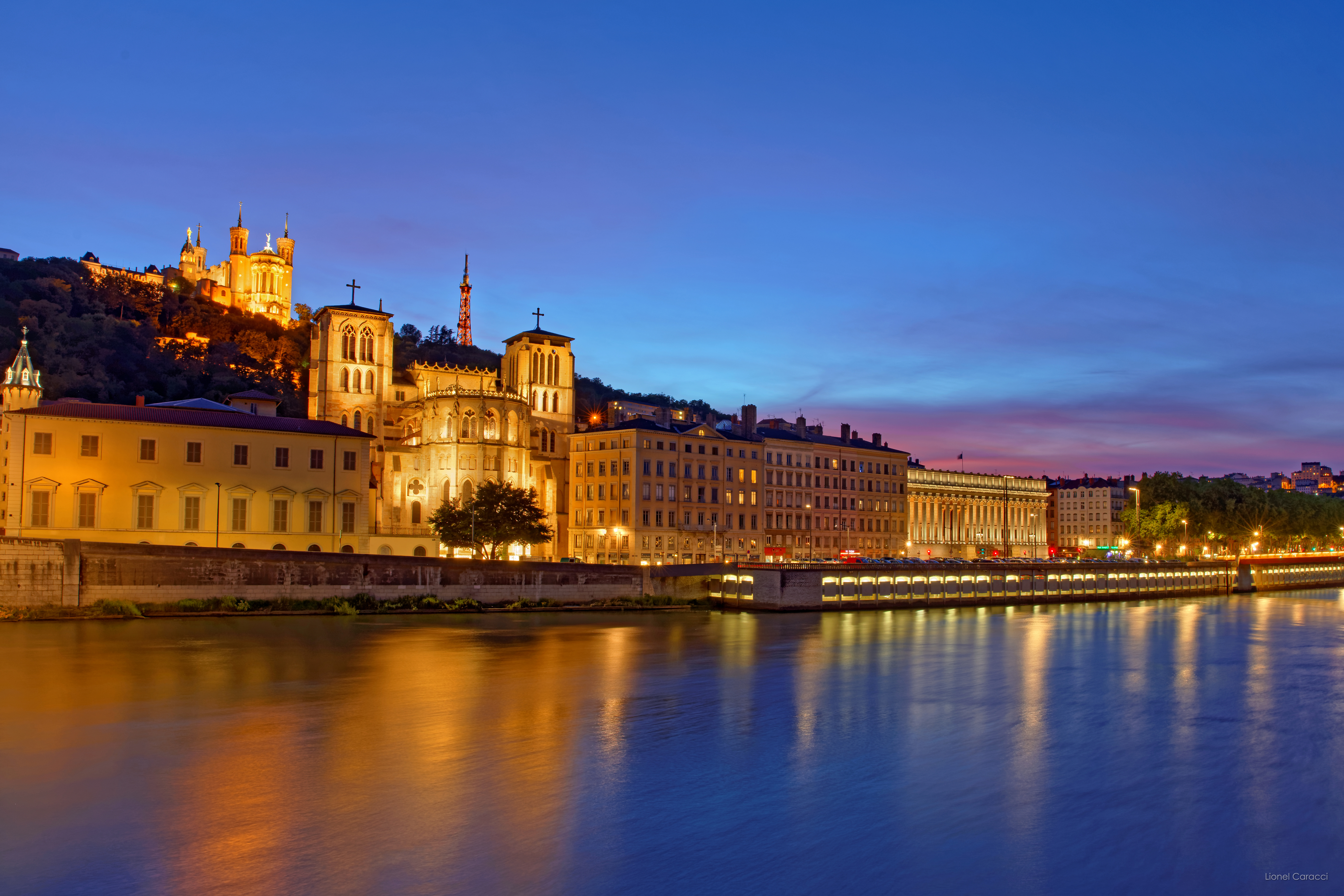 Sur les quais de Saône, vue sur la cathédrale Saint-Jean, Fourvière et le palais de justice. © Krom Galerie