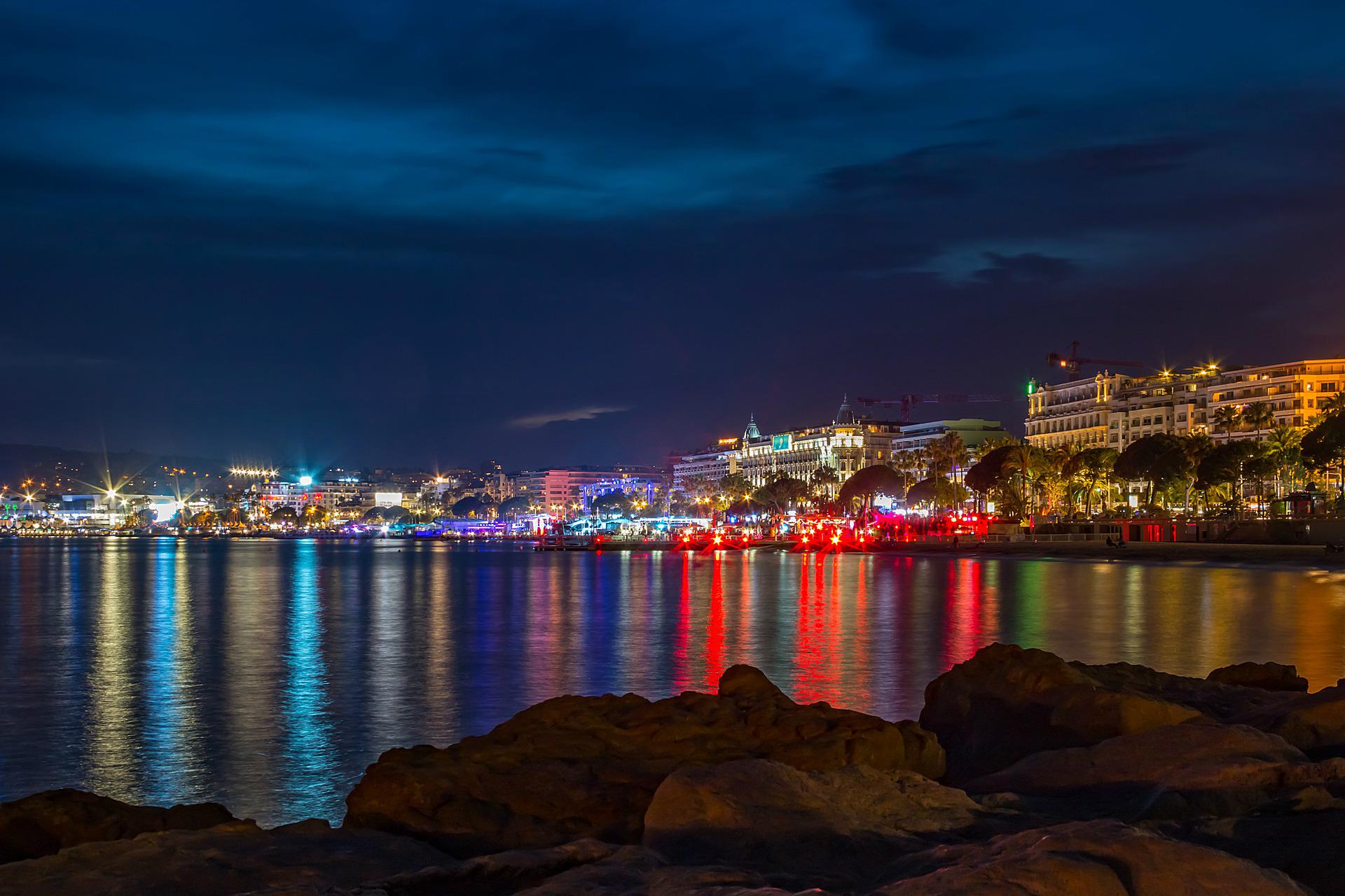 Cannes de nuit © Sunny611 / Pixabay