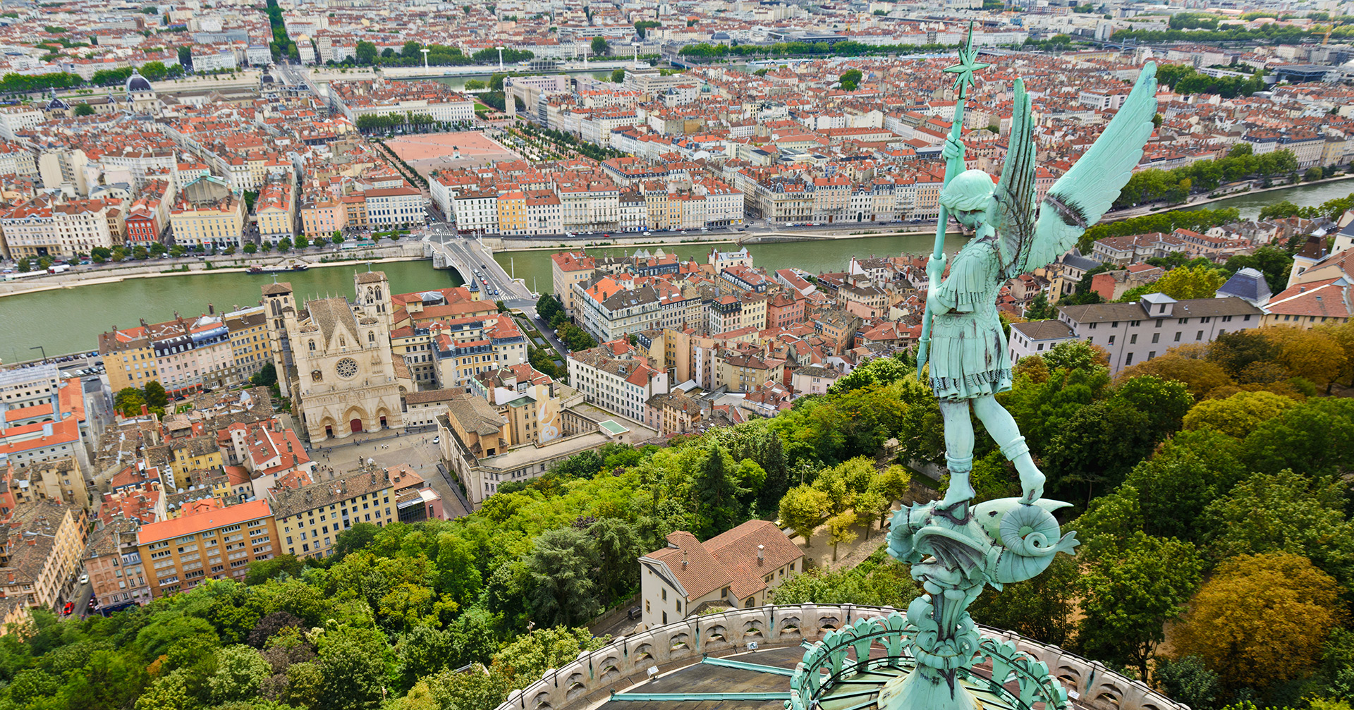 Statue de Saint-Michel sur la basilique de Fourvière, surplombant la ville de Lyon  © Gaël Fontaine