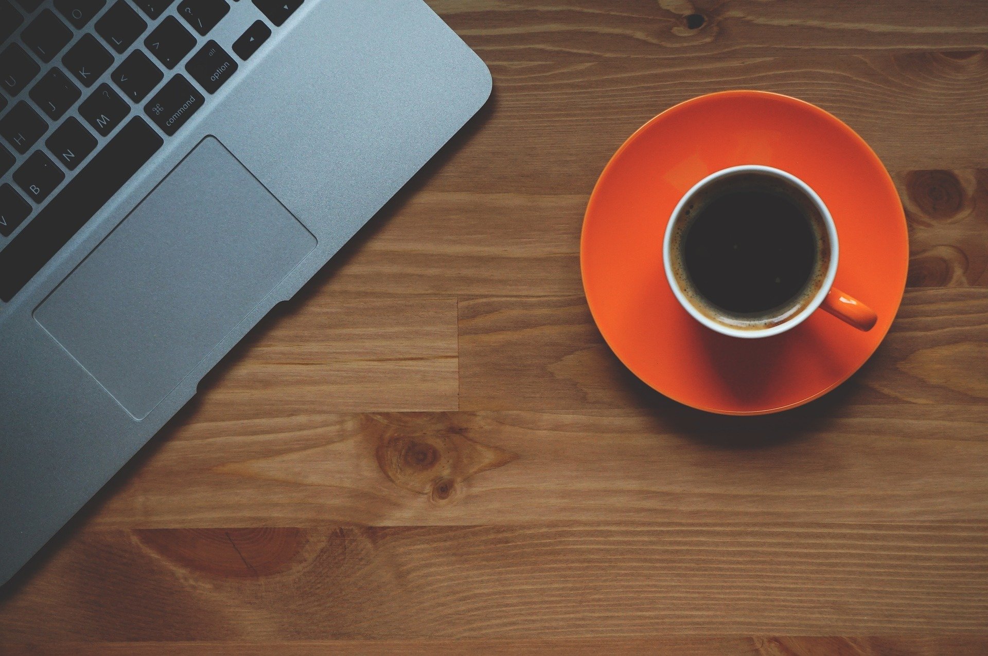 Tasse de café et clavier d'ordinateur © freephotocc / Pixabay