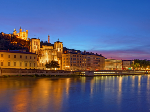 Sur les quais de Saône, vue sur la cathédrale Saint-Jean, Fourvière et le palais de justice. © Krom Galerie