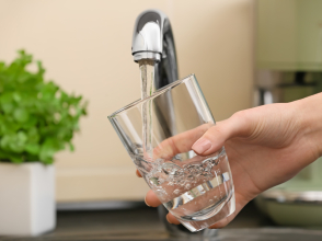 Boire l'eau du robinet © Pixel-Shot / Shutterstock_1674109081