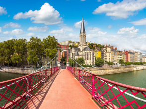 Passerelle Saint-Georges et Vieux-Lyon © S. F. / Shutterstock 728316733
