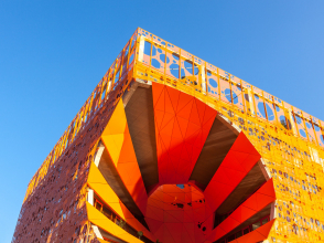 Le Cube orange à la Confluence © Shutterstock / Dvoevnore ©Jakob + MacFarlane architectes