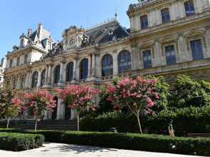 ©Oliverouge 3 - Shutterstock 2400696431