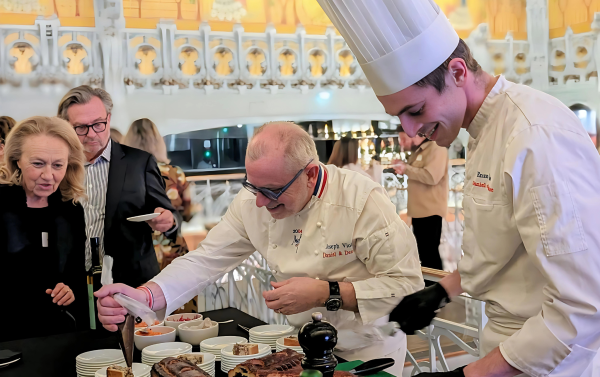 Joseph Viola et son fils Enzo lors de la Lyoncomotive &agrave; Paris, en 2024. &copy;ONLYLYON Tourisme et Congr&egrave;s