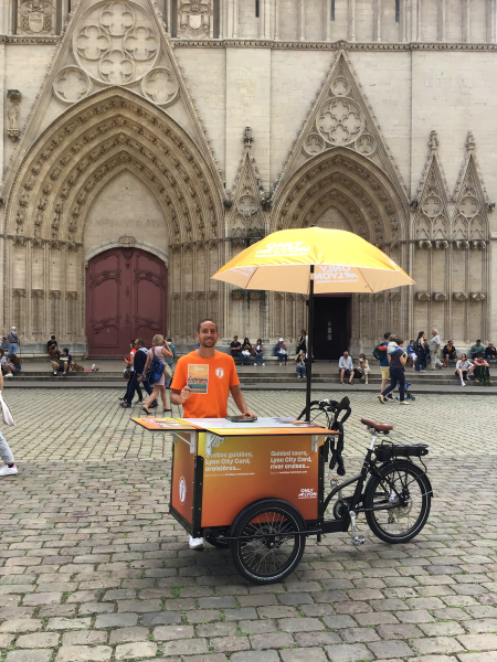 Le triporteur de l'Office du tourisme de la métropole de Lyon