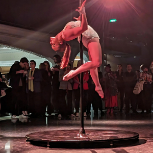 Performance du Cirque Imagine lors de Lyoncomotive à Paris, mars 2024 © Julie Laurent