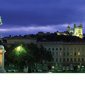 Bellecour et Fourvière, vue de nuit © Tristan Deschamps